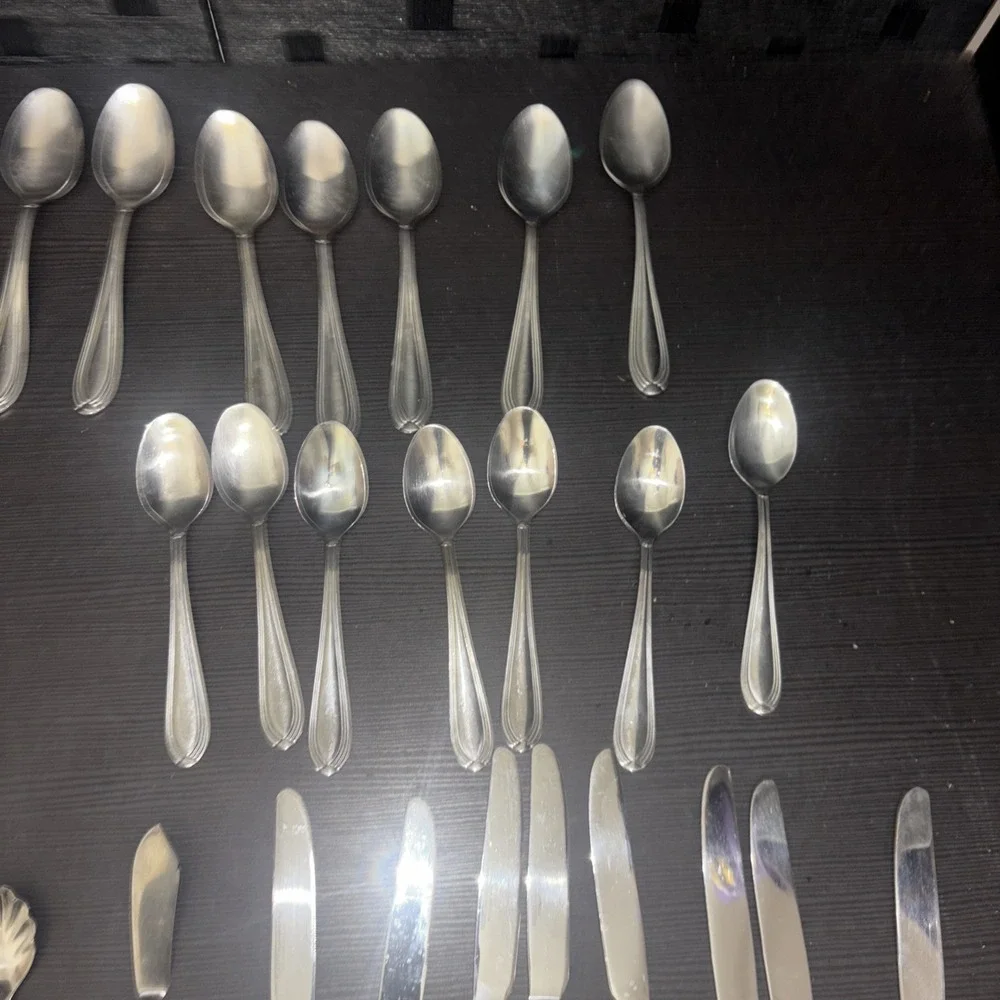 34 Piece Hampton Silversmith Stainless Steel Flat Ware Set